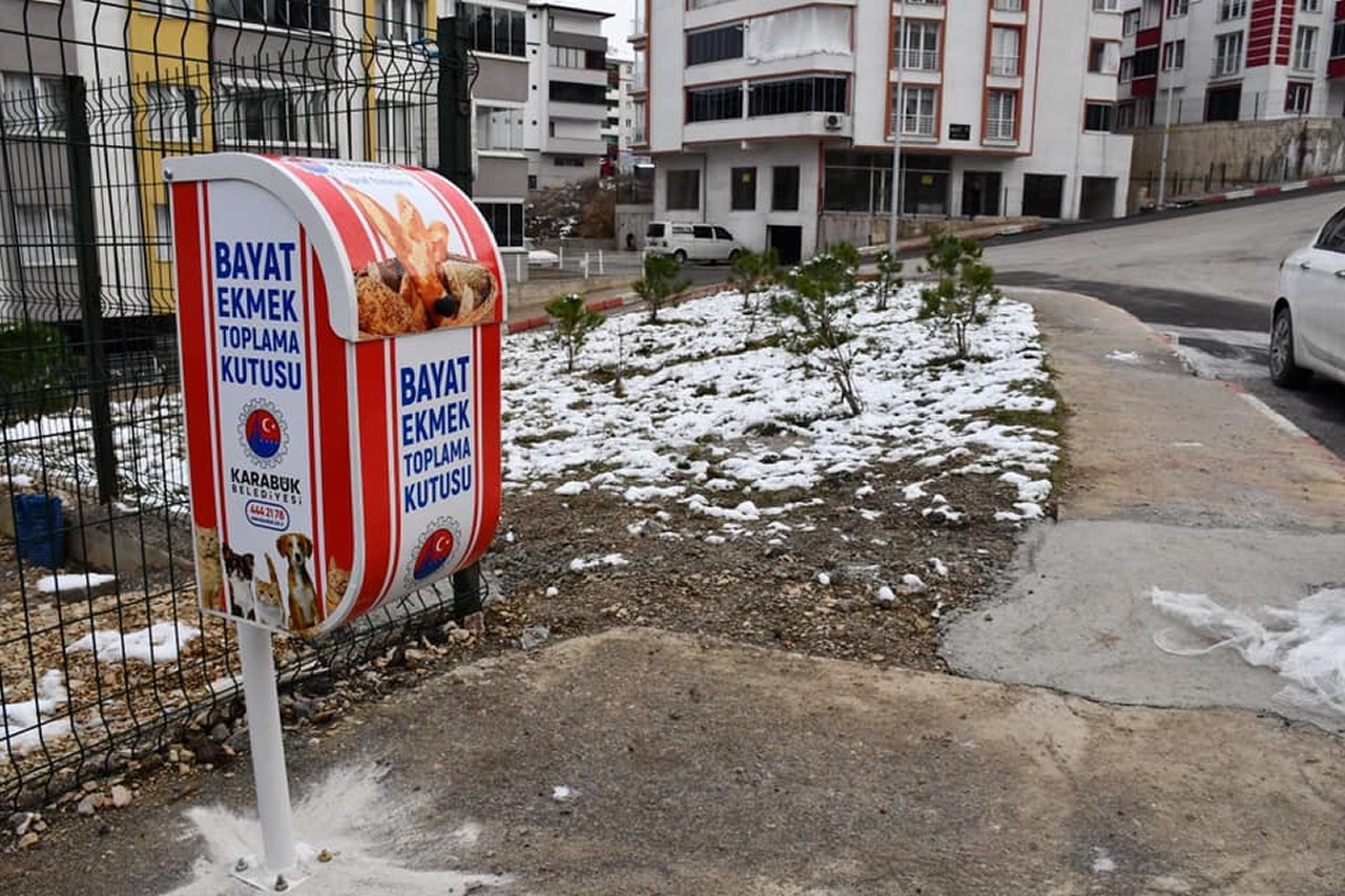 Karabük Belediyesi'nden Sokak Hayvanları İçin Bayat Ekmek Toplama Kutusu